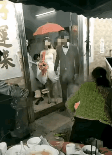 这种结婚的风俗应该改一改了，这一盆子火烧的如此旺盛，新娘穿的又是婚纱，从火盆上迈