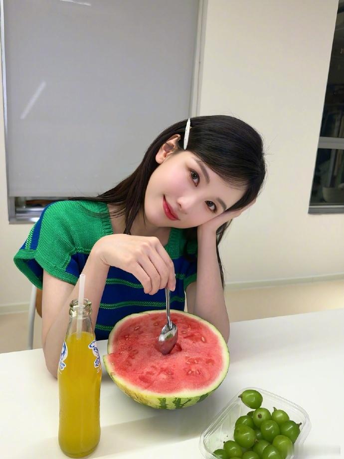 陈都灵吃西瓜陈都灵西瓜甜妹反复翻看陈都灵这组夏日图，没有复杂布景，只靠西瓜和简单