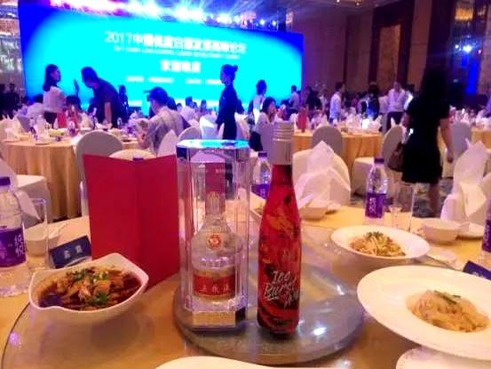 随了1880元的礼，结果在苏州朋友的婚宴上，被一瓶五粮液给整不会了。
宴席摆在