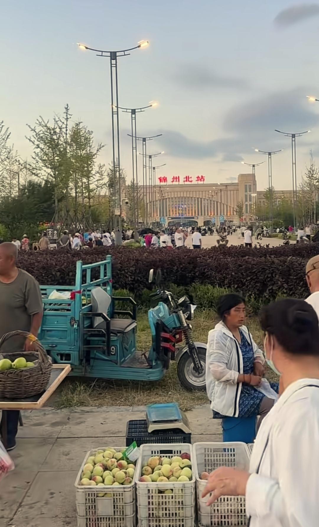 经过几年发展锦州北站周边终于变得热闹繁华起来，看到这种场景让人倍感欣慰。记得前几