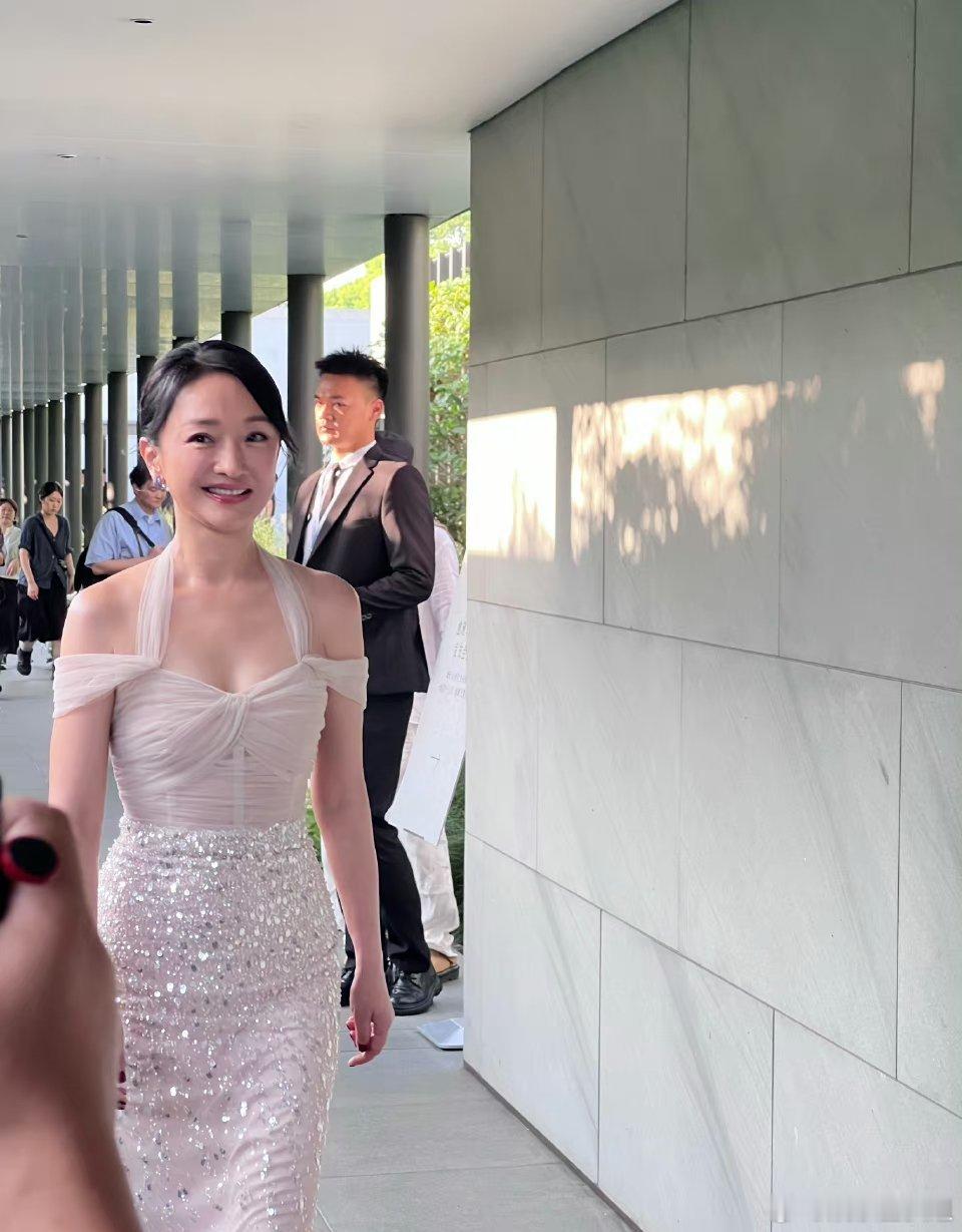 #周迅 50岁正是迷死人的年纪#总有那么几位女星，仿佛被时间温柔以待，周迅便是其