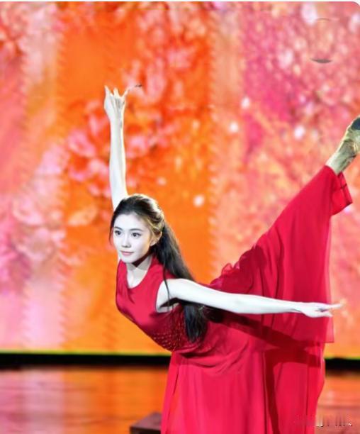 第38届大众电影百花奖开幕式，刘浩存一身长裙表演民族舞。专业舞蹈功底，舞姿舒展优