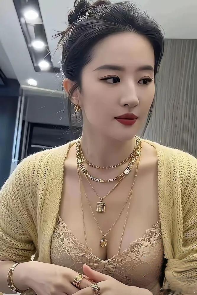 刘亦菲早期和现在比好朴素。原来胸口白晃晃，现在挂满黄灿灿的宝格丽。 