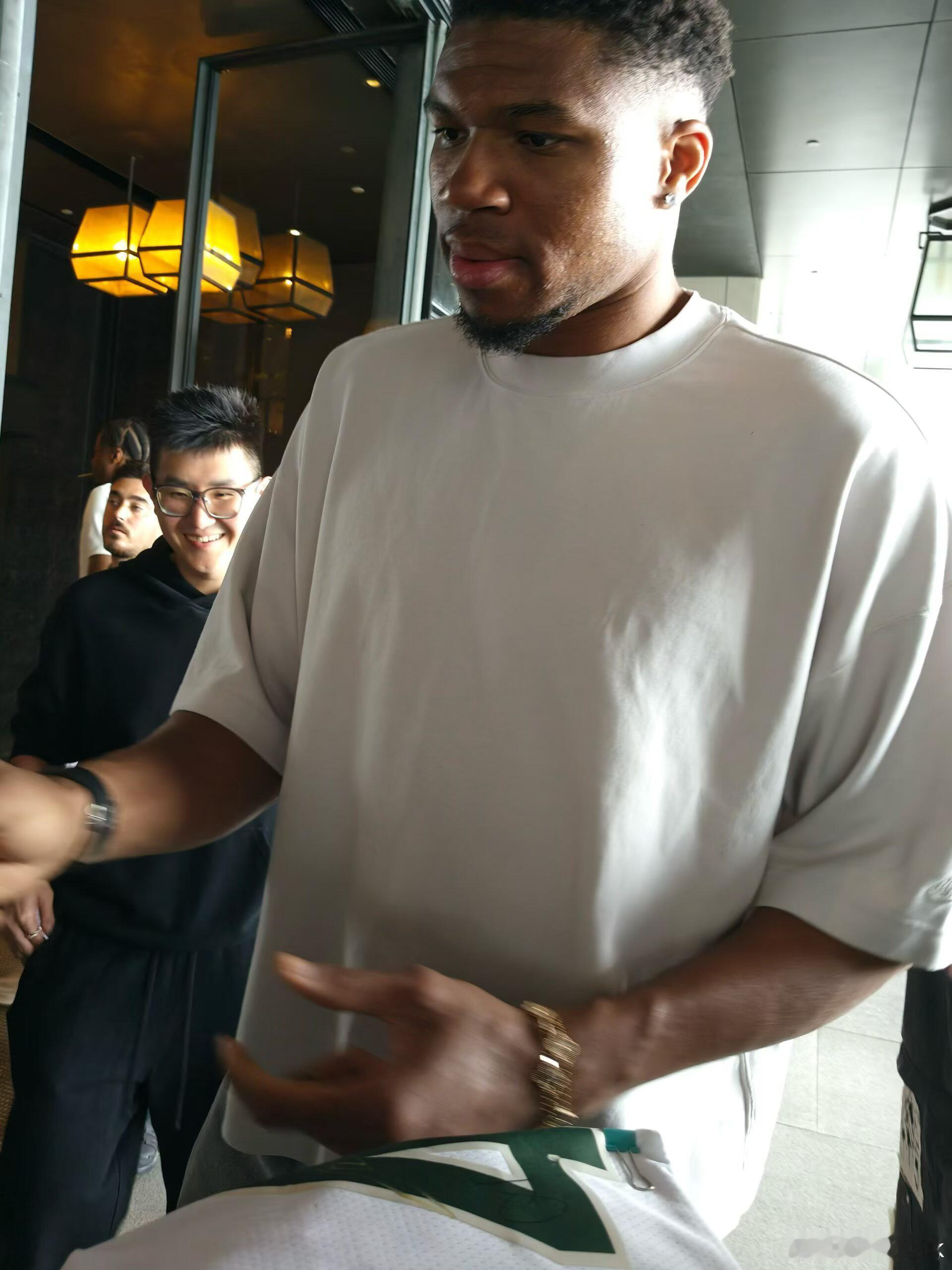 字母哥中国行在 香港酒店门口粉丝签名！毫无巨星架子！nba总决赛字母哥