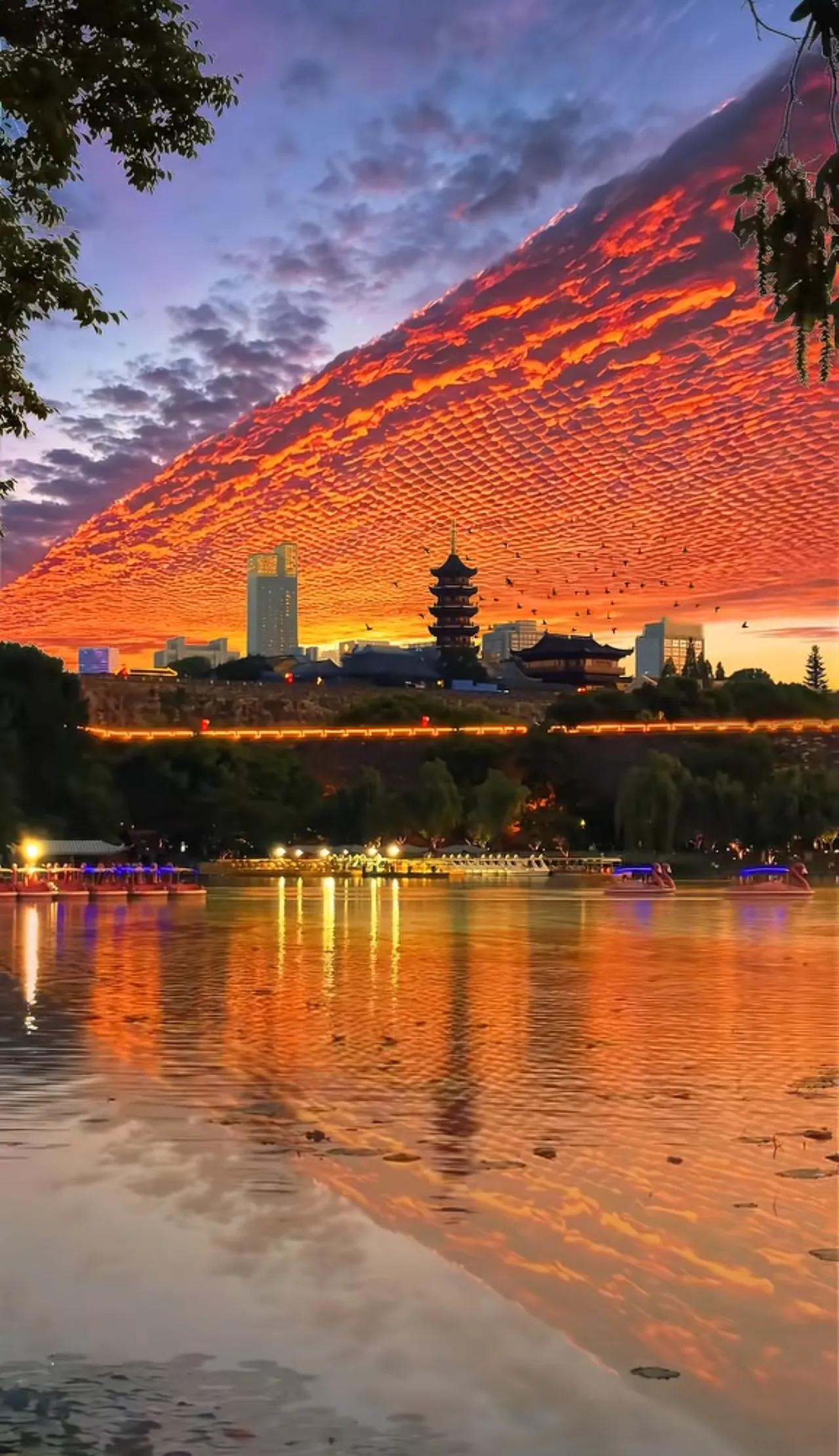 夏风如蝉噪，
半天火烧云。
单车宜临岸，
明月照来人。