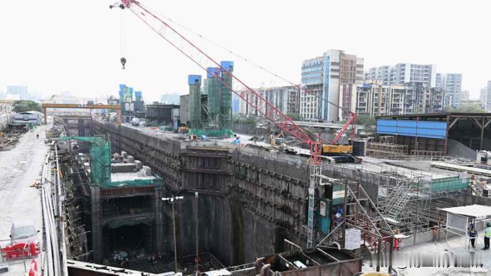 《日经亚洲》6月12日报道，印度正通过加大公共工程支出，大规模铺开高速公路、高铁