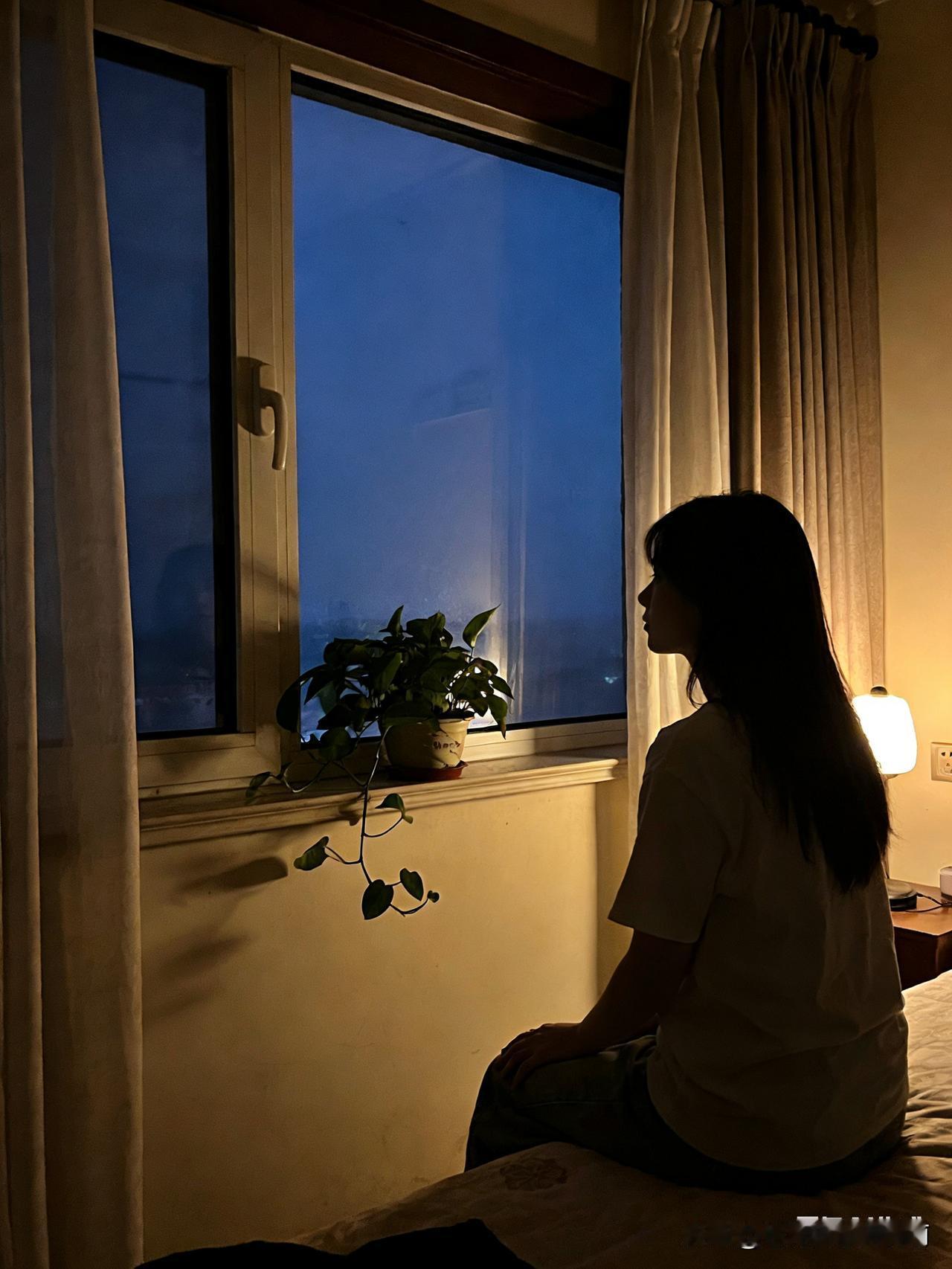 别再心疼那个总是“没事”的人了
 
你有没有发现：
越懂事的人，越没人疼；
越体