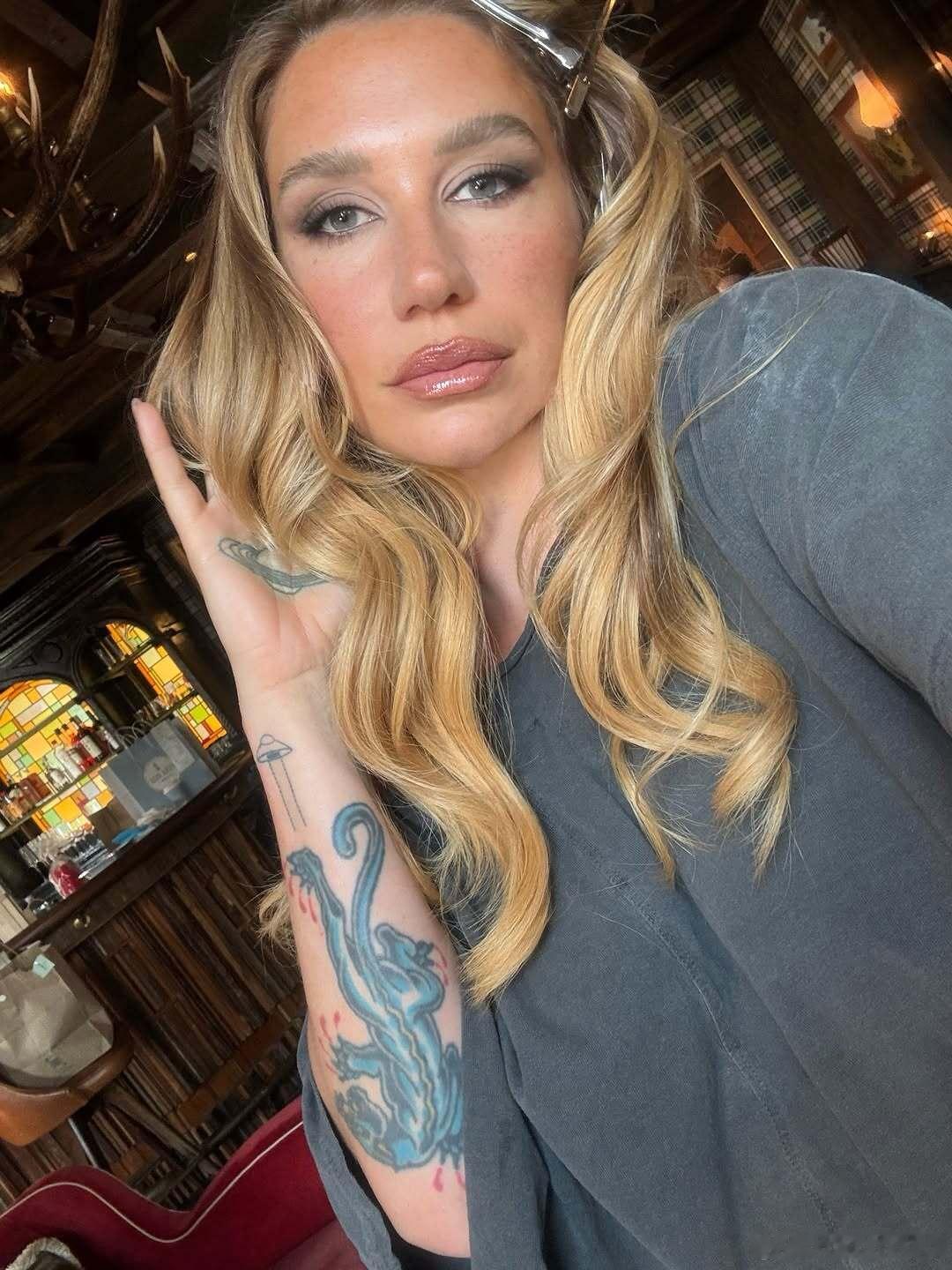Kesha与Anya Taylor Joy出席霉霉世纪婚礼造型曝光： 