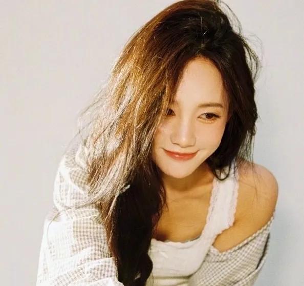 李一桐跟白鹿长得很像，为什么却不温不火，在娱乐圈的地位很尴尬。

很多分不出来李