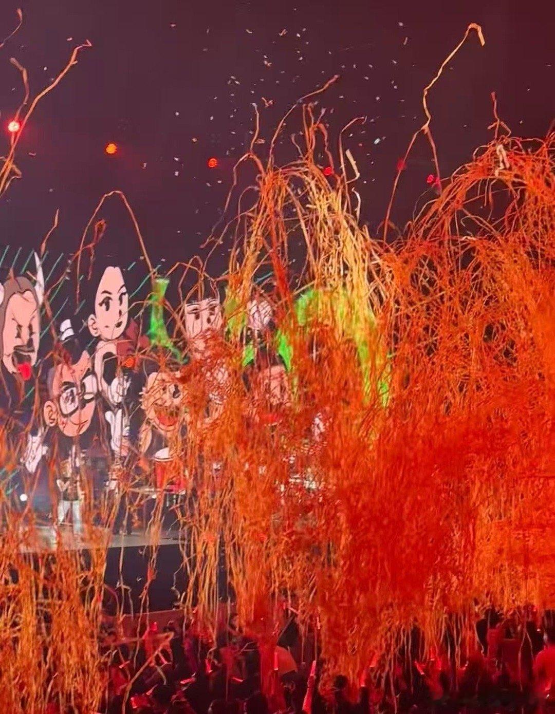 看个陶喆连织带拿的 陶喆演唱会的互动环节很有创意，彩带像雨一样落下，大家默契地开