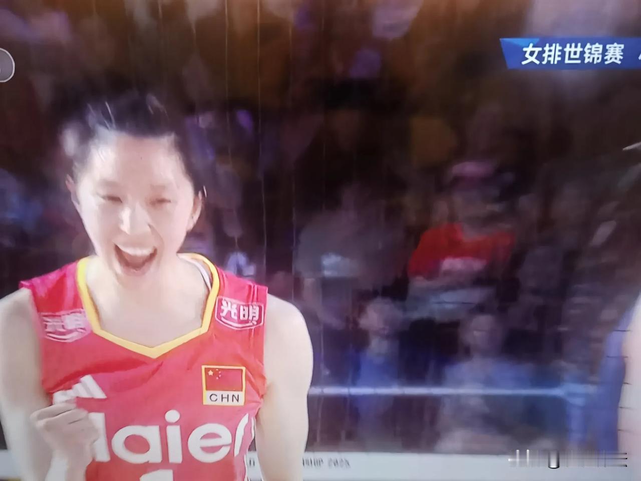 别再喷了！中国女排太牛了！中国女排25：15第一局拿下多米尼加女排！这样的中国女