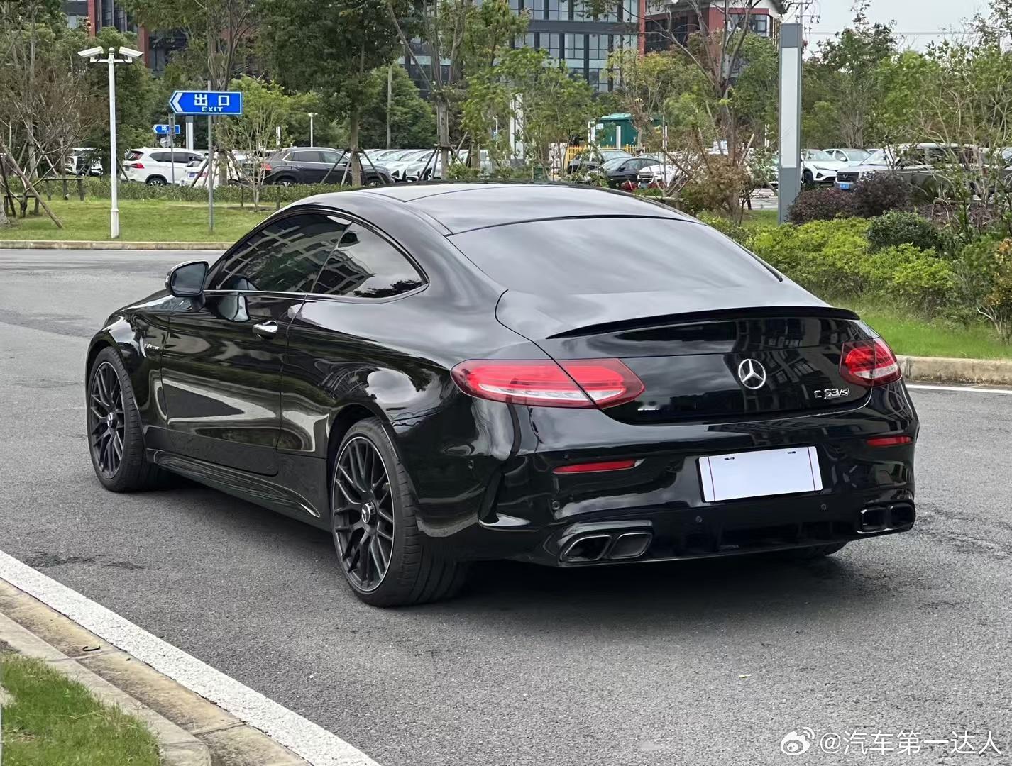 奔驰AMG C63s coupe，配色真好看 