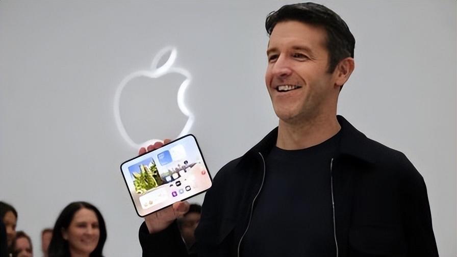 【苹果新任CEO约翰·特努斯开局承压：首款折叠屏iPhone Duo引发品控关注