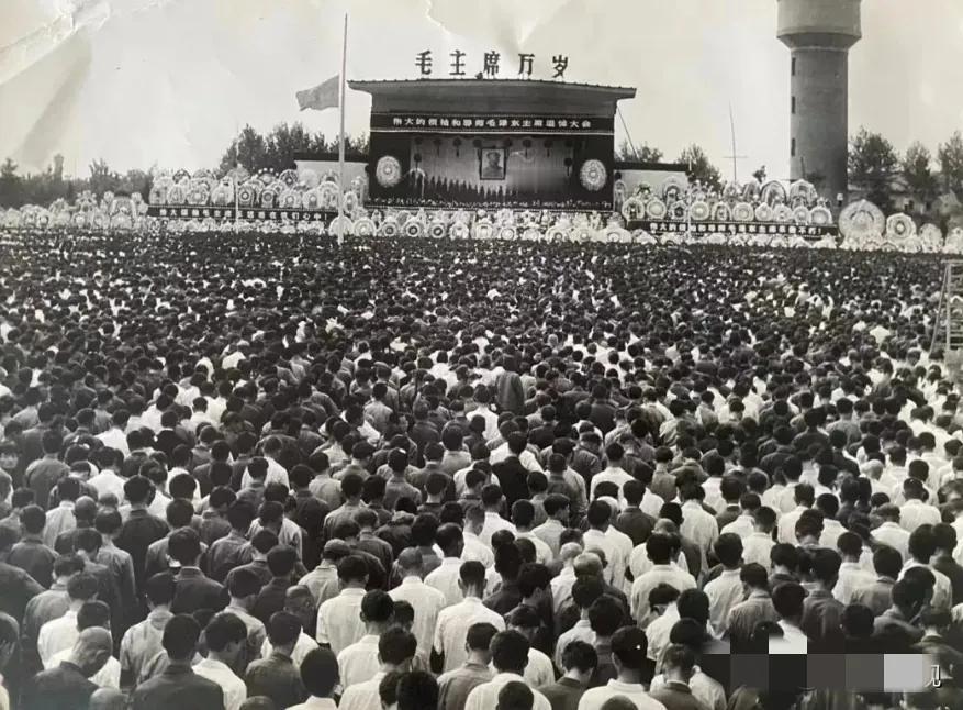 1976年9月9日，这一天山河流泪，草木皆悲，日月黯然，举国哀痛！我们的一代伟人