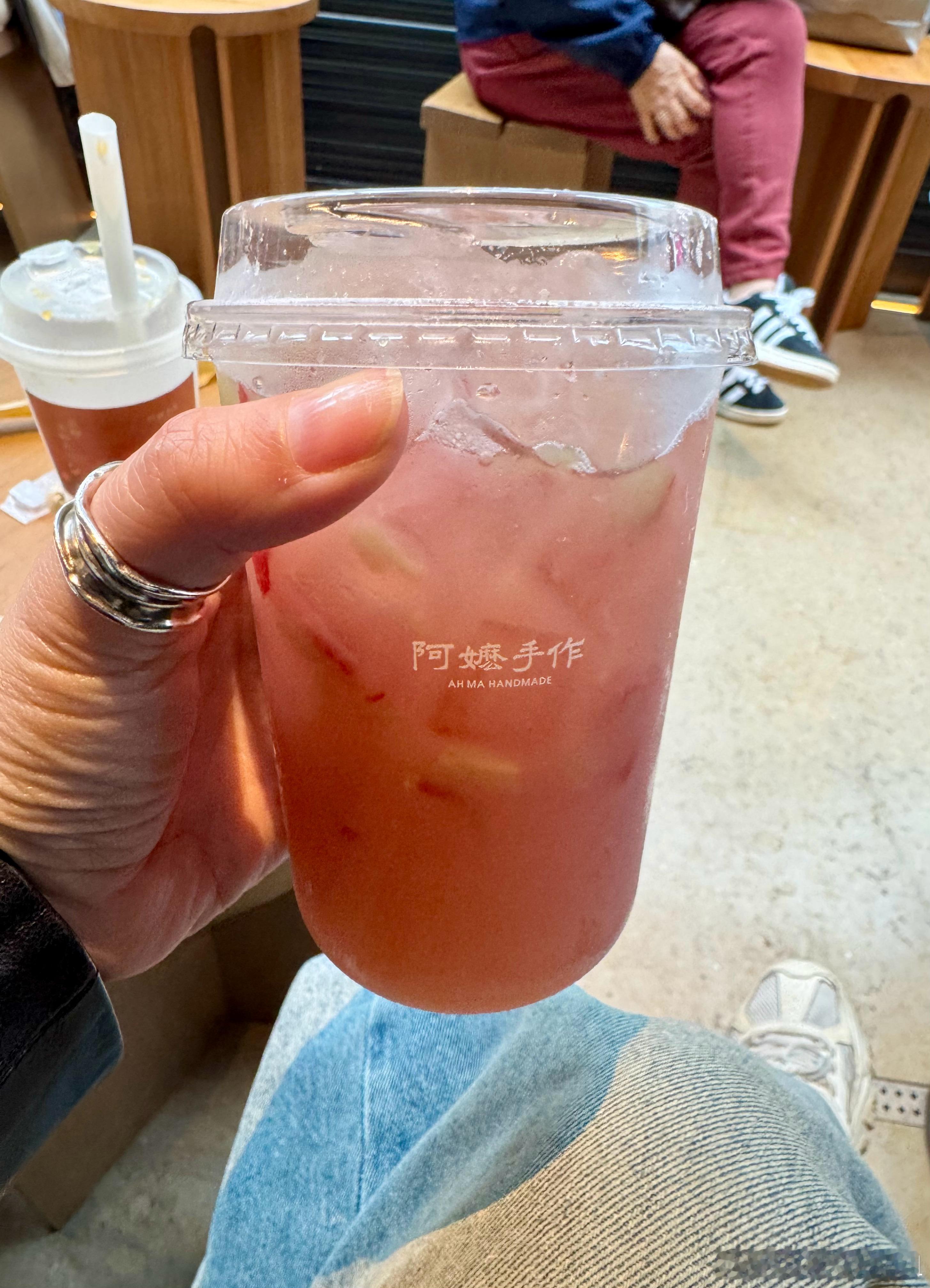 和朋友八卦ing，她认得肖明明哎！