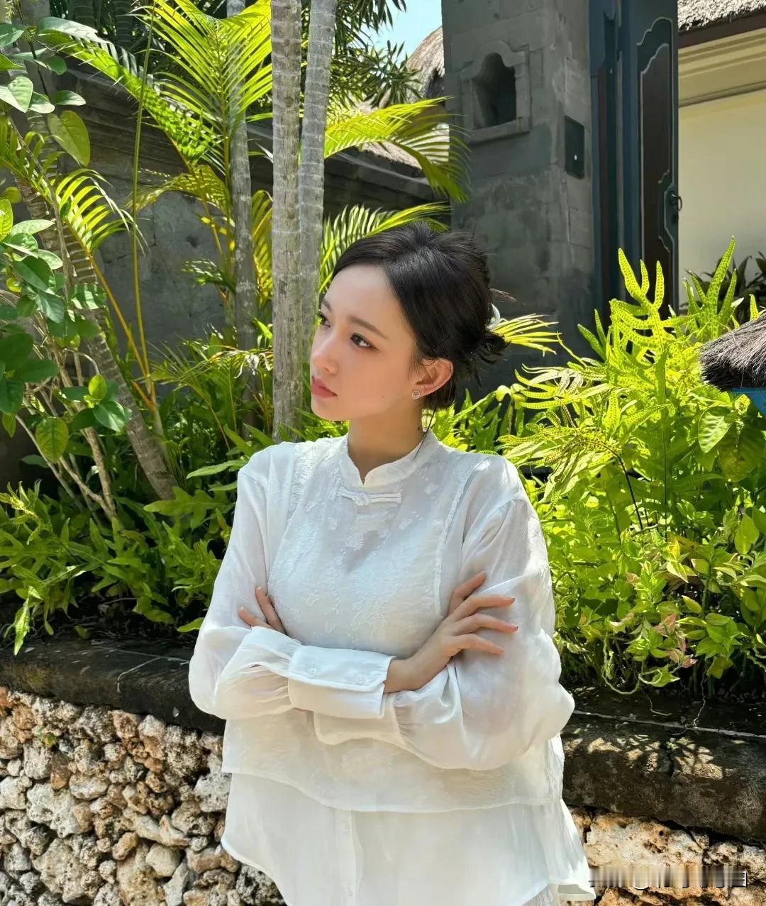 程潇的身材，以前还有点肉乎乎的，感觉她今年瘦了好多啊，现在的她，肤白貌美，腰细腿