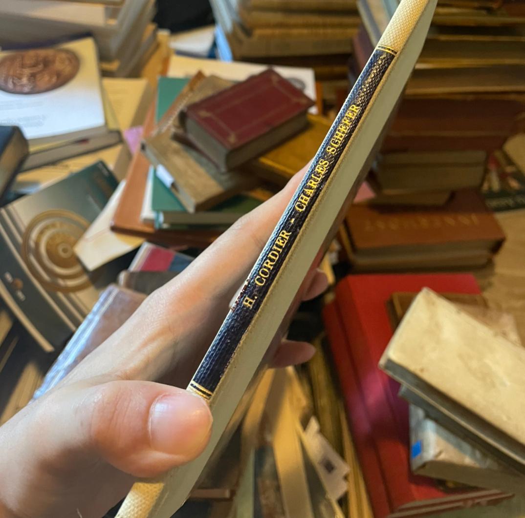 这是一本出自法国汉学名家考狄（Henri Cordier）旧藏的小书，里面他的藏