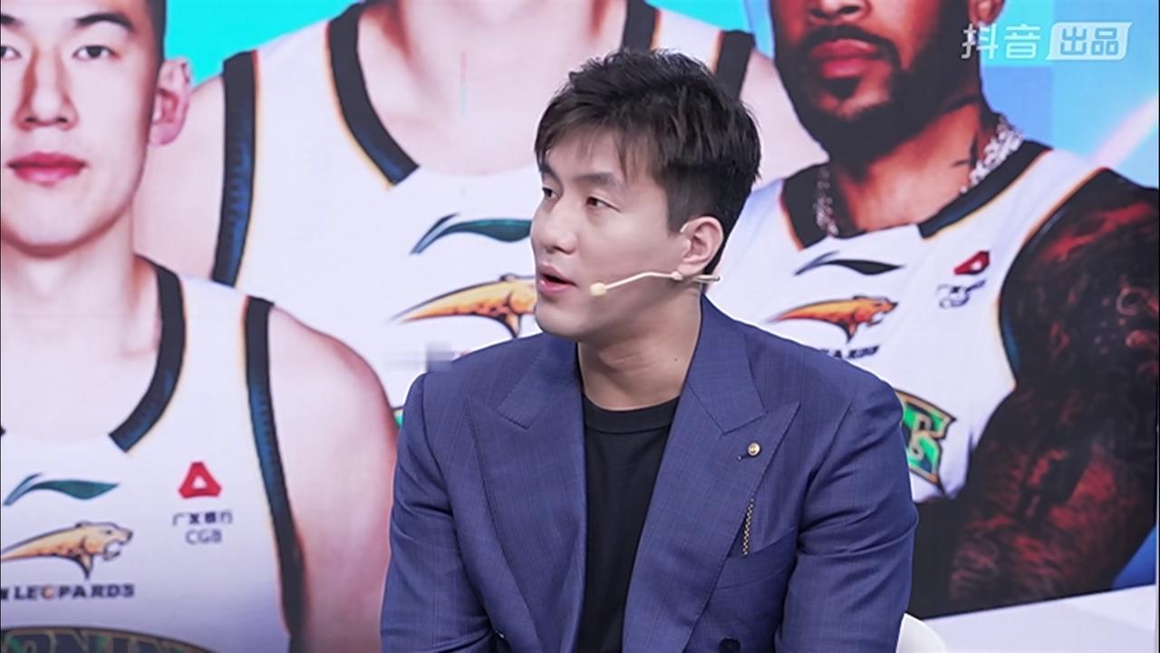 昨晚CBA 球星郭艾伦和好友丁彦雨航首次共同解说CBA 季后赛。两人言语交流幽默