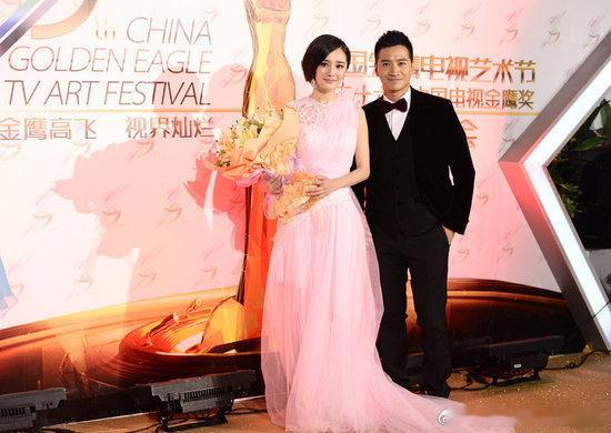 杨幂 拿奖了给何晟铭跪下何晟铭在演艺界的地位有目共睹，杨幂若得奖后有这样的举动，