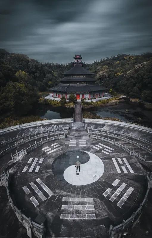 看懂自己，
解放自己，
掌控自己，
绽放自己。

天人合一，
与道合真，
妄尽返