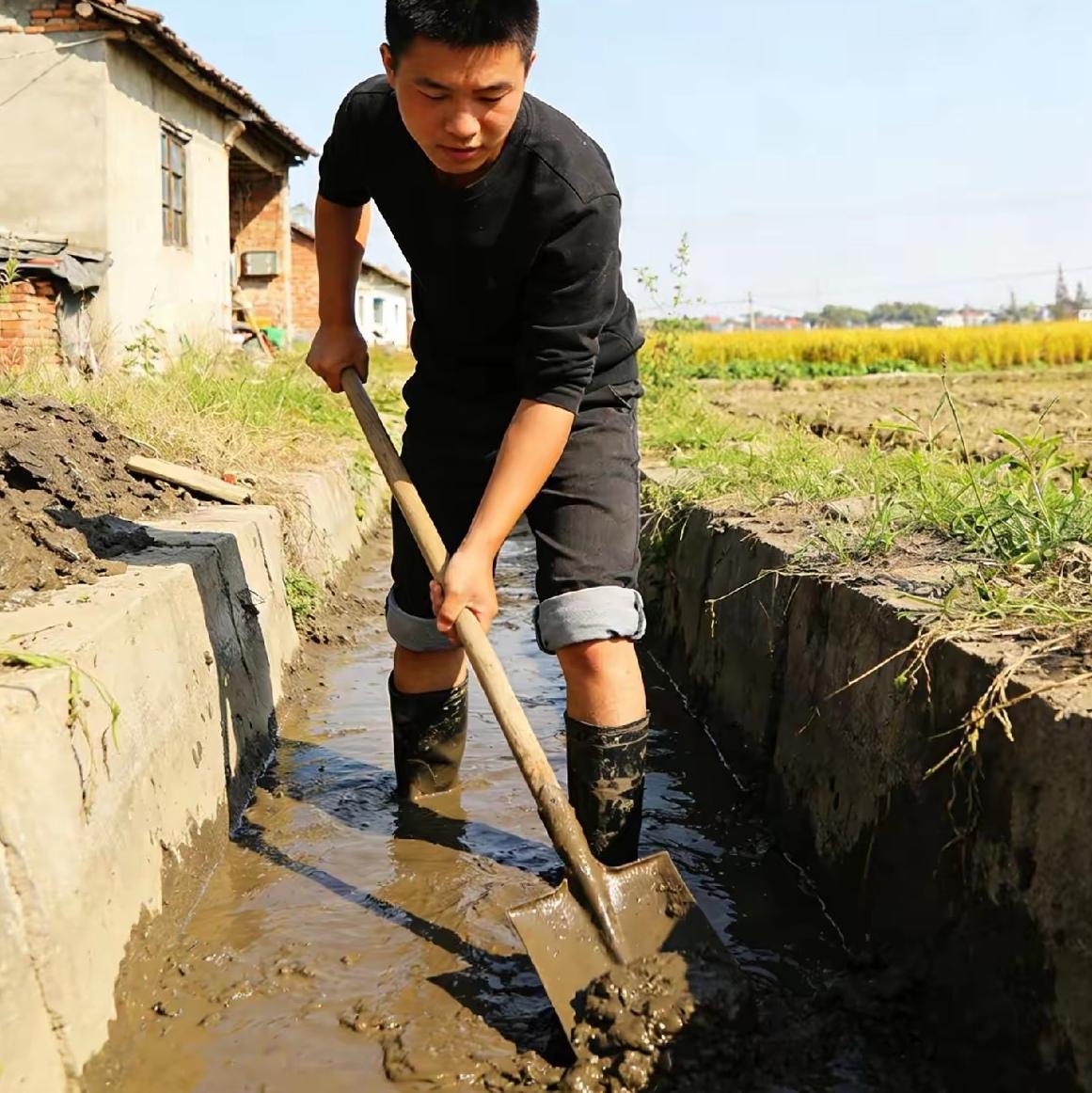 一是一个95后小伙，放着城市的舒服日子不过，偏偏回了老家，一头扎进臭水沟里挖淤泥