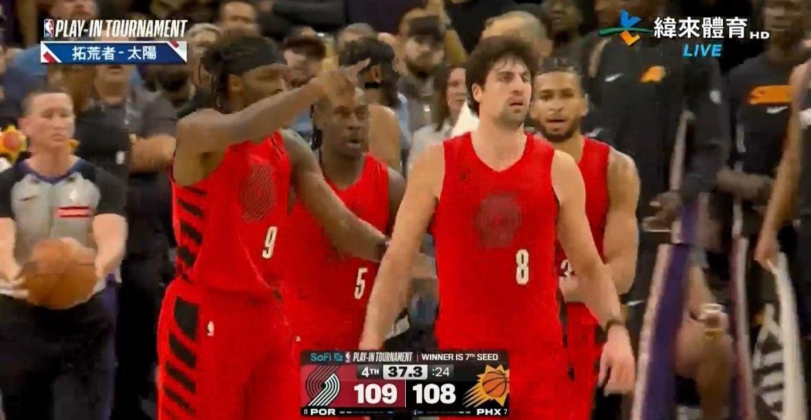 阿夫迪亚真牛逼啊！不过打进上篮之后，对着裁判一顿喷，旁边的老大哥霍勒迪：算了算了