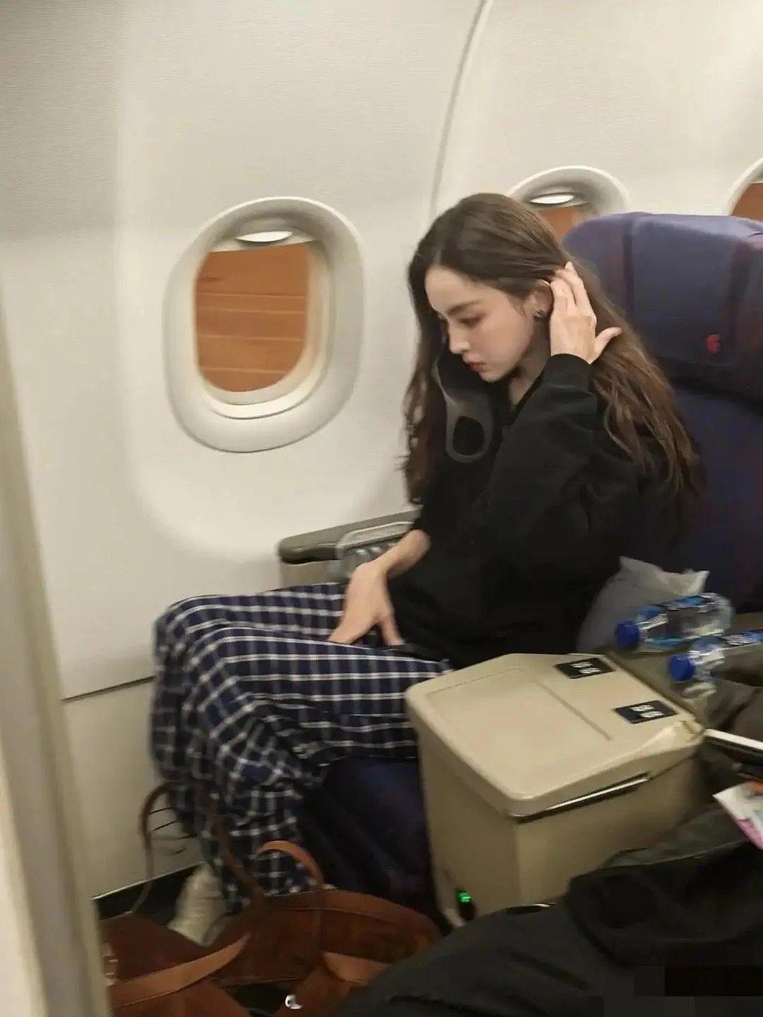 网友飞机上偶遇一位女明星，古力娜扎的脸真的很有辨识度啊 
