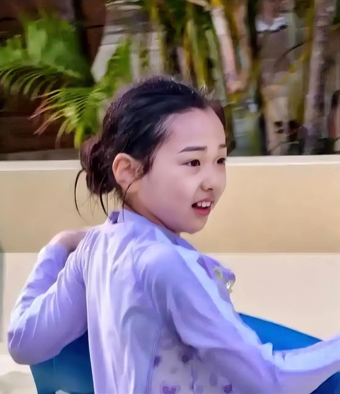 近日，董璇携丈夫与女儿一同现身海南水上乐园游玩，9岁的小酒窝全身被水打湿，模样清