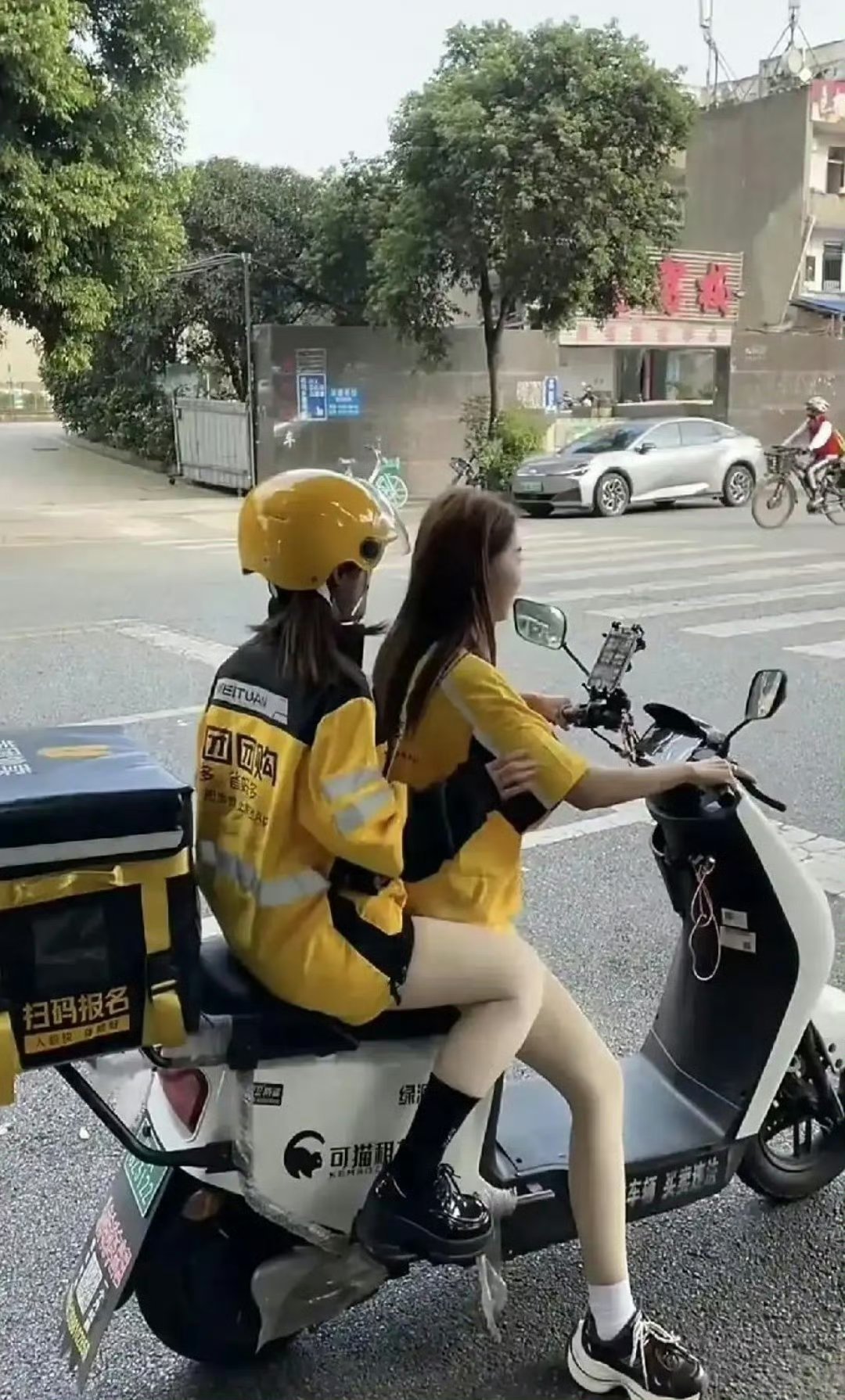 乍一看以为这个人没穿裤子就出来送外卖了 