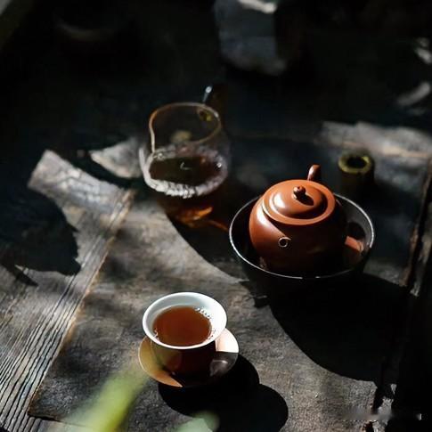 《茶悟赋体》
观夫茶之泡也，叶展青瓷，水沸烟生。盏浅而味长，量半而道成。何也？知
