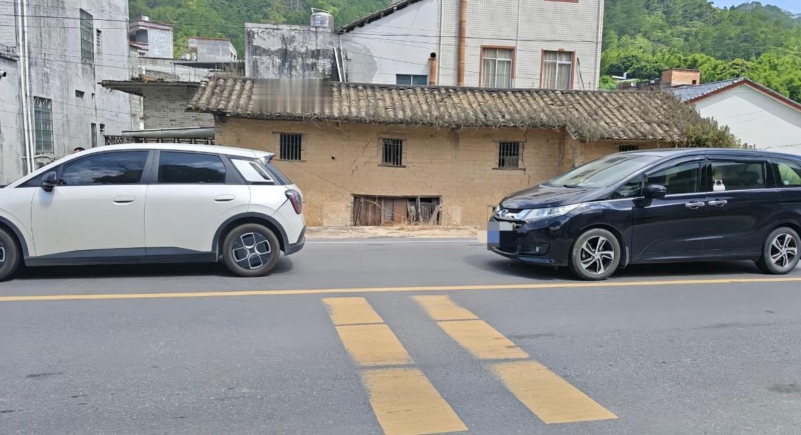 7月29日，玉林六祥路段女子开车转弯新能源小车。导致车辆受损！同城热点创作计划 