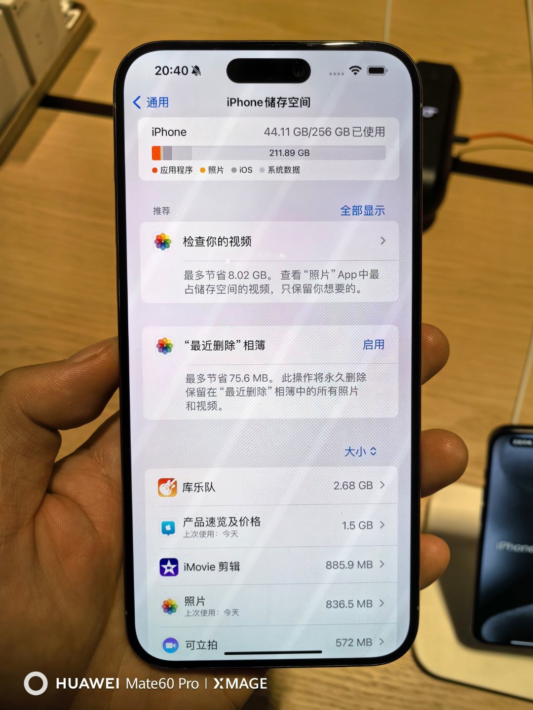 #手机壳你选9块9还是479#说来巧了，昨晚我去苹果专卖店看了看苹果官方推出的i