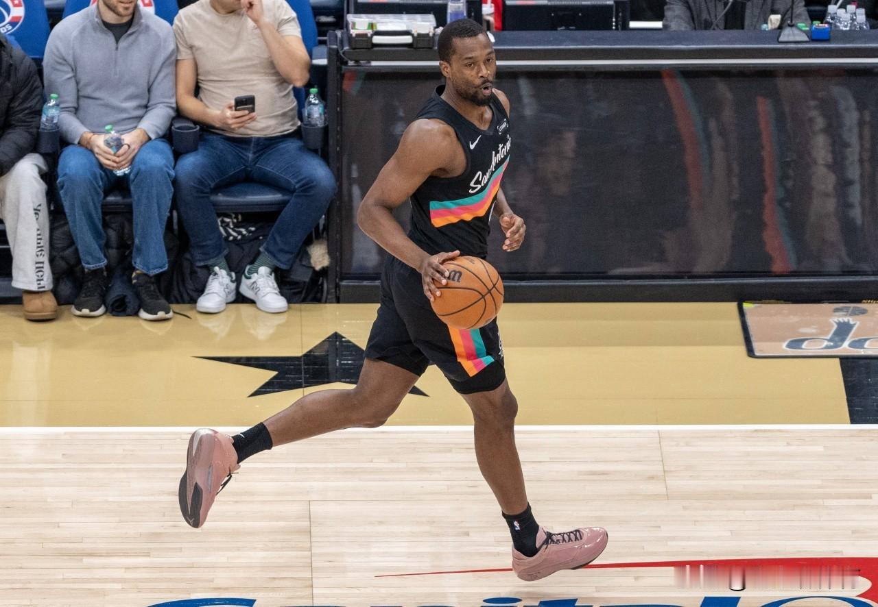 当你看到巴恩斯的表现，你才发现是詹杜库哈给了我们错觉！
要说马刺队阵容最大的弱环