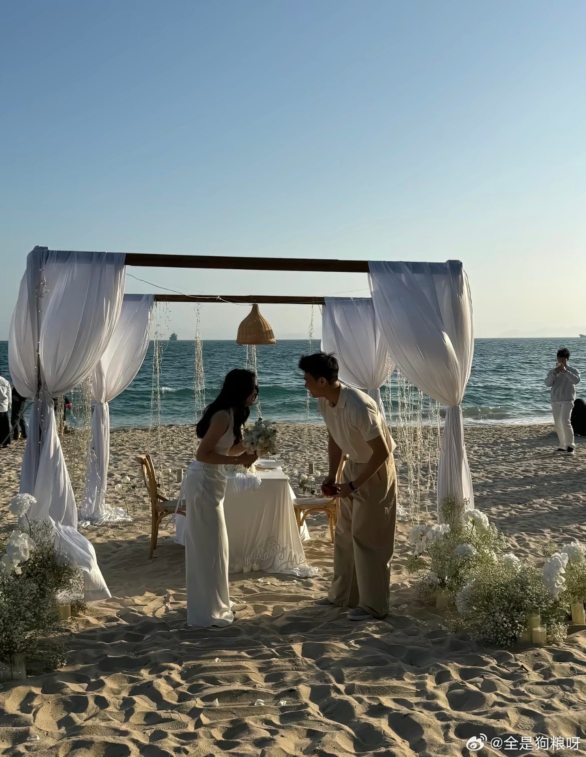 是的 在人来人往的沙滩被男朋友求婚了 
