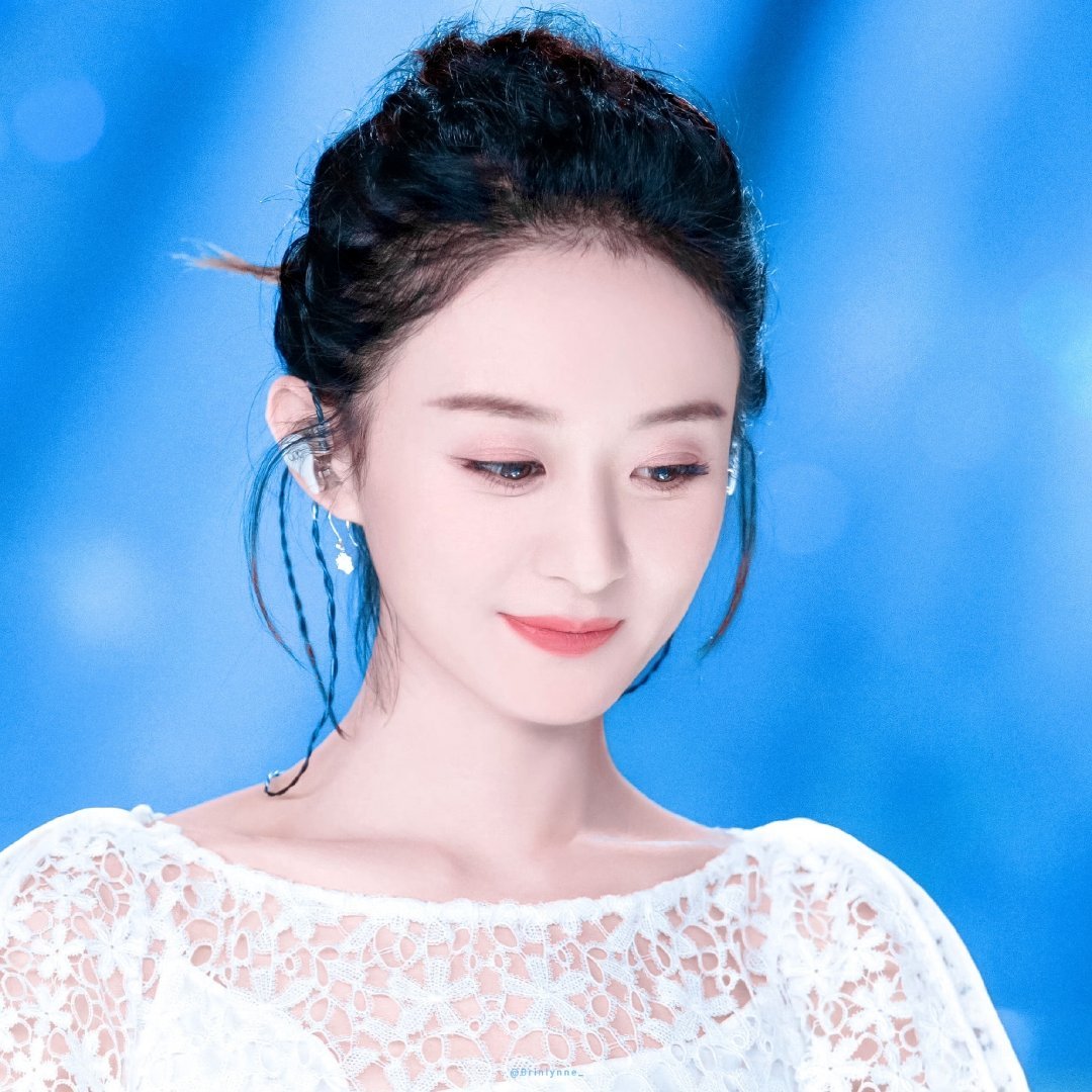 赵丽颖纪梵希全球彩妆代言人赵丽颖 "  连你偶尔的小迷糊都觉得可爱，原来喜欢真的