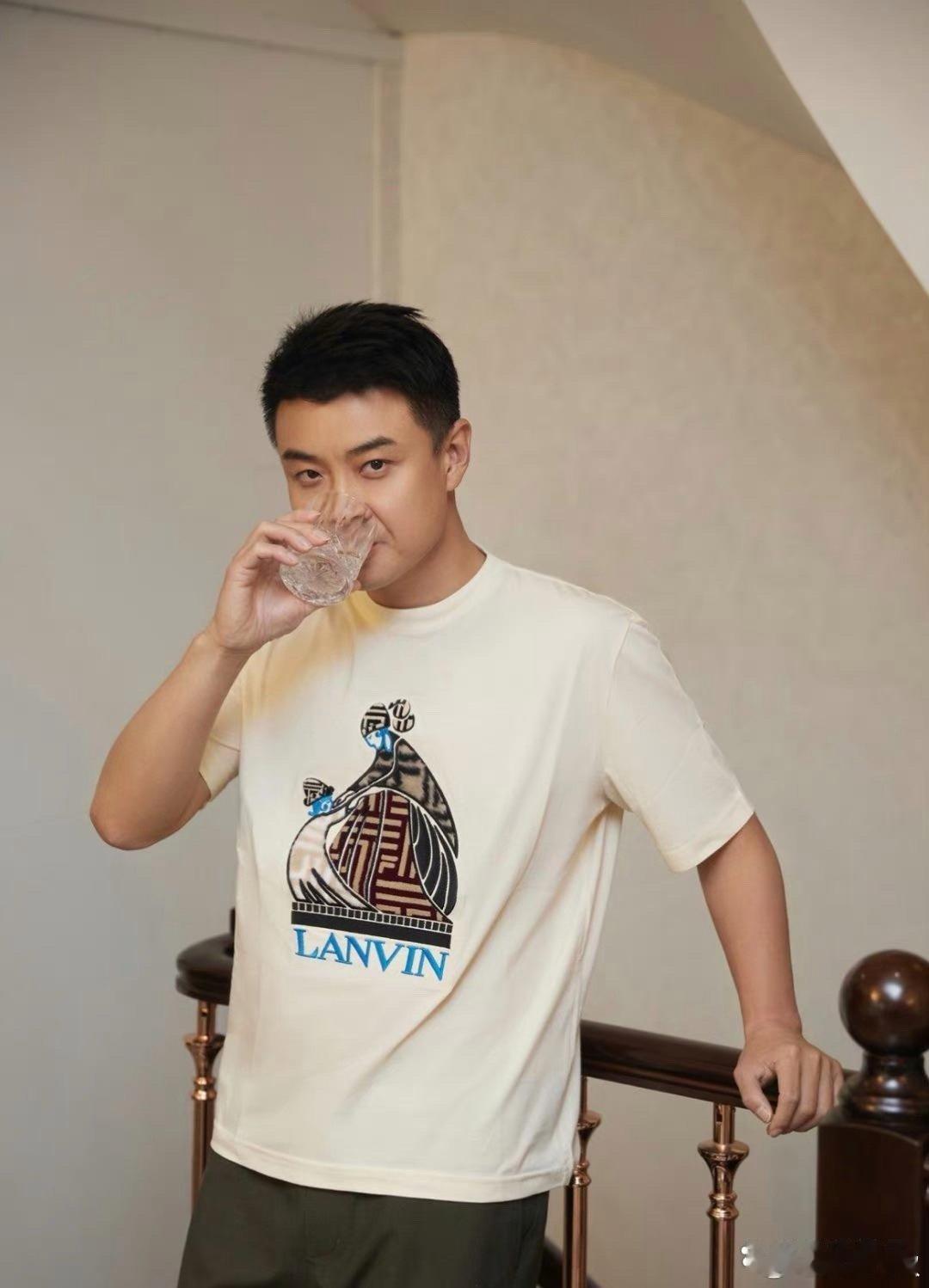 回归家庭的王皓，颜值瞬间回归，主打一个帅气逼人的既视感，不愧是曾经国乒颜值担当哈