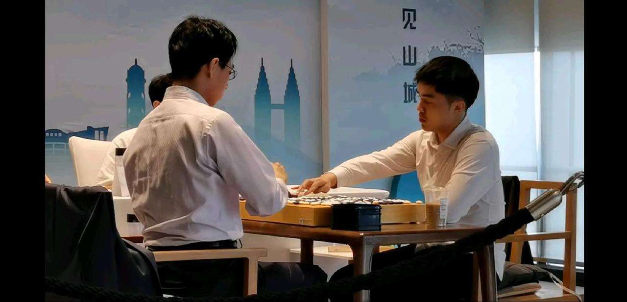 一步败着~谢科再输一盘




第10届应氏杯世界围棋公开赛五番棋决赛前二局在衢