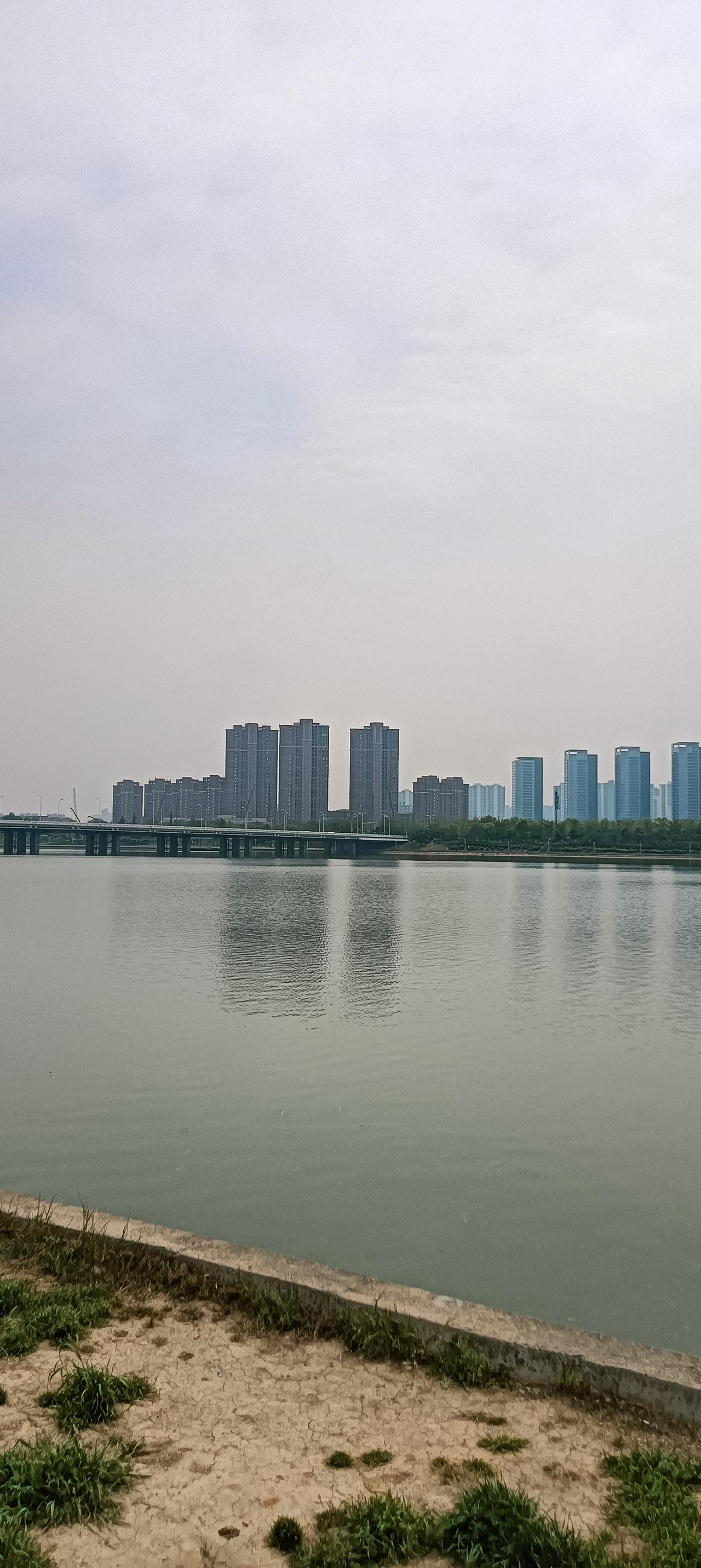 今天去后海看了一下风景如画这地方太好了。听说每天晚上那车水马龙，人也到不了跟前，