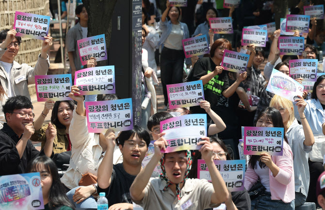 【韩国政府拟调整“法定青年标准”，青年年龄上限有望突破34岁】海外新鲜事热点现场