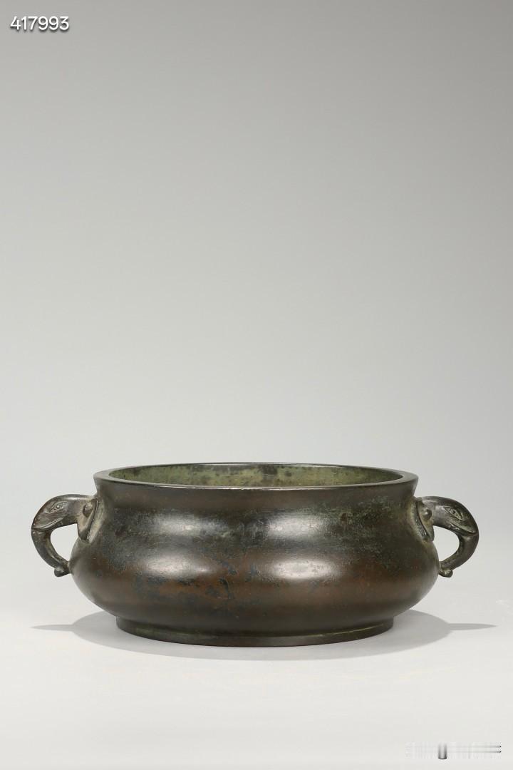 清 吴邦佐造款象耳铜炉

尺寸：高6.5cm，口径14cm，重1628.0g
此