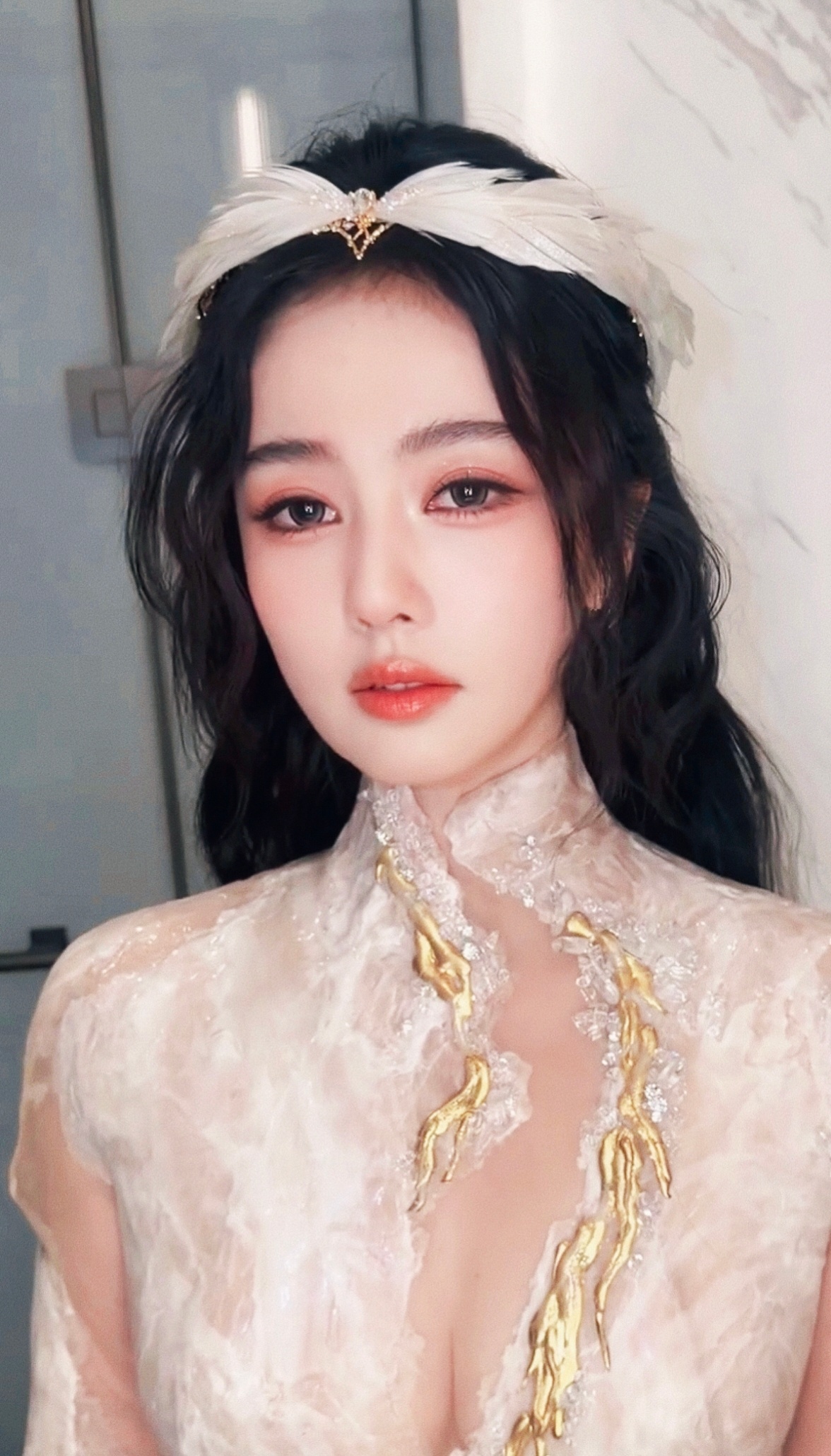 “不被定义，无关年龄，做自己的女王。”今天，为自己加冕。👑✨白鹿暗黑女爵高定 