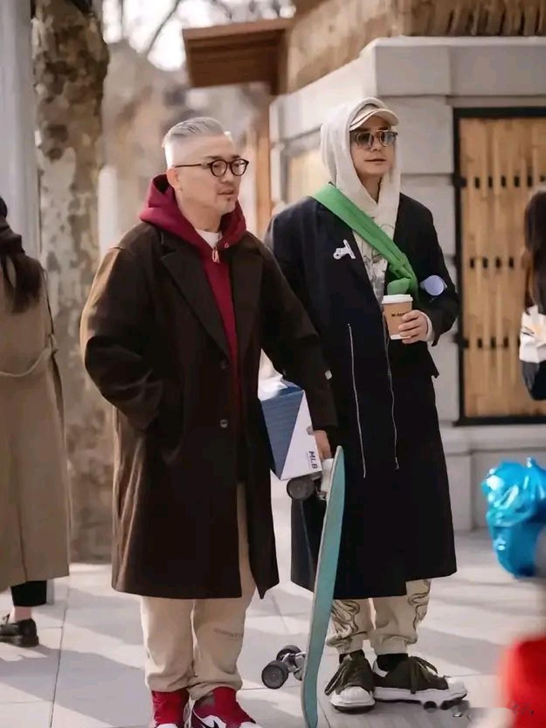 我想找个老头，
老头会疼人，
有时间，
有车有房，
会做饭，
有退休工资，
还能