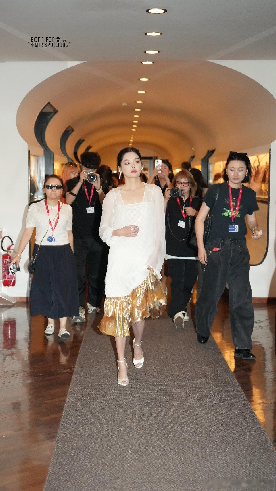辛芷蕾威尼斯影后其实更希望蕾子姐能助力内娱甚至这个社会开启中女时代。武能抗住外媒