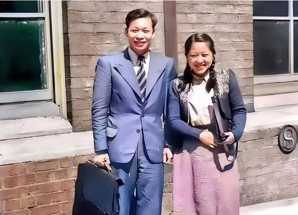 王铎：钱三强与夫人在清华园