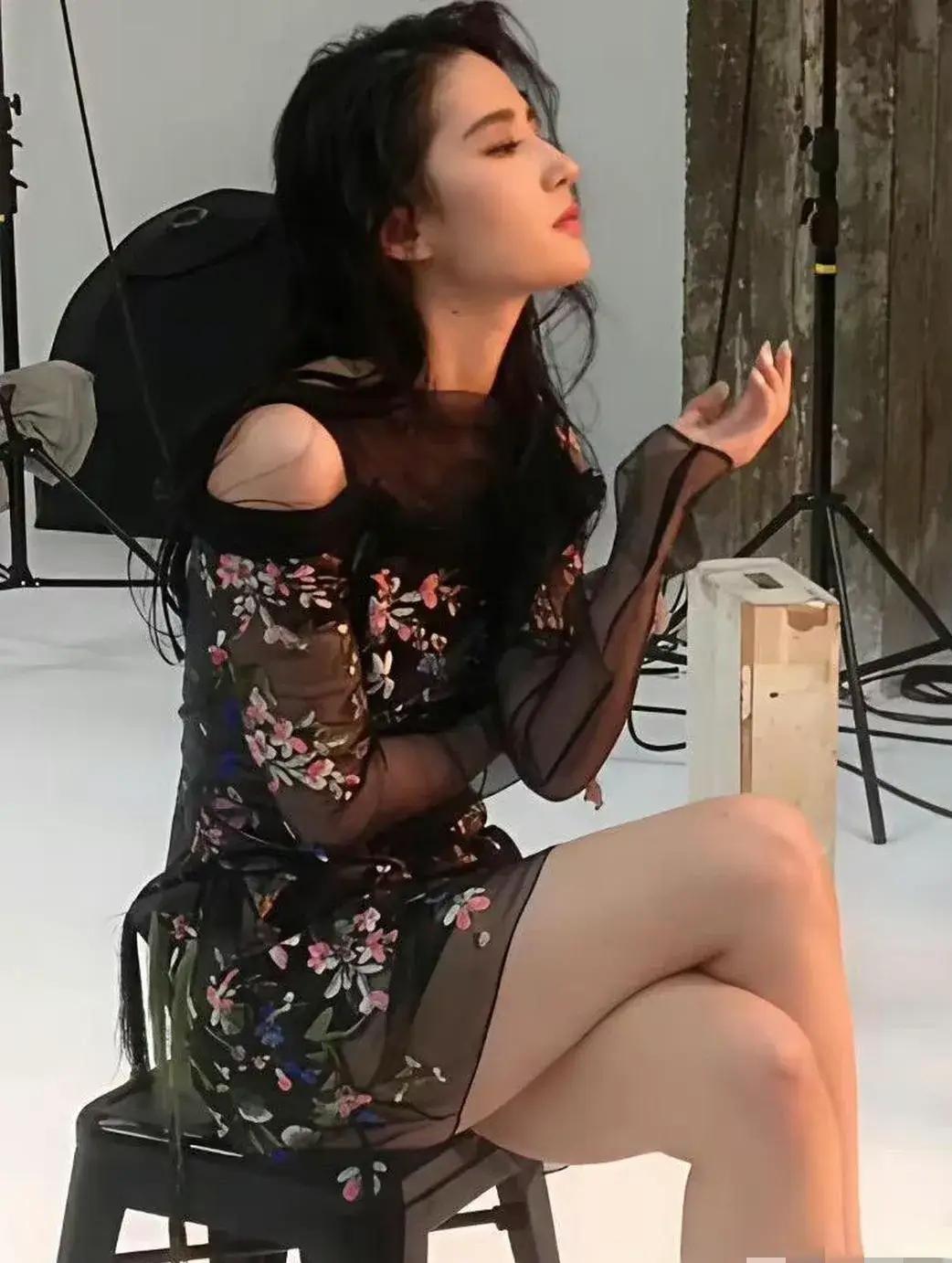 看到刘亦菲这肚子，瞬间释怀了！