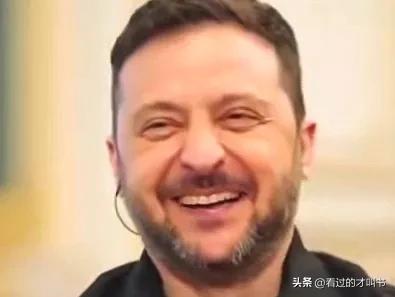 这是难得久违的笑容[憨笑]
3月13日，基辅总统府。美国记者问泽连斯基：你恨普京