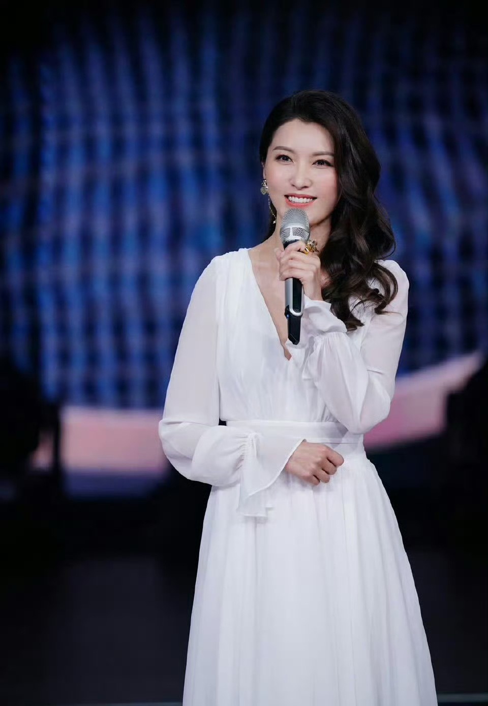 徐洁儿回应浪姐小考第一徐洁儿发文回应浪姐小考第一，并表示和姐姐们有一起磨合、练习