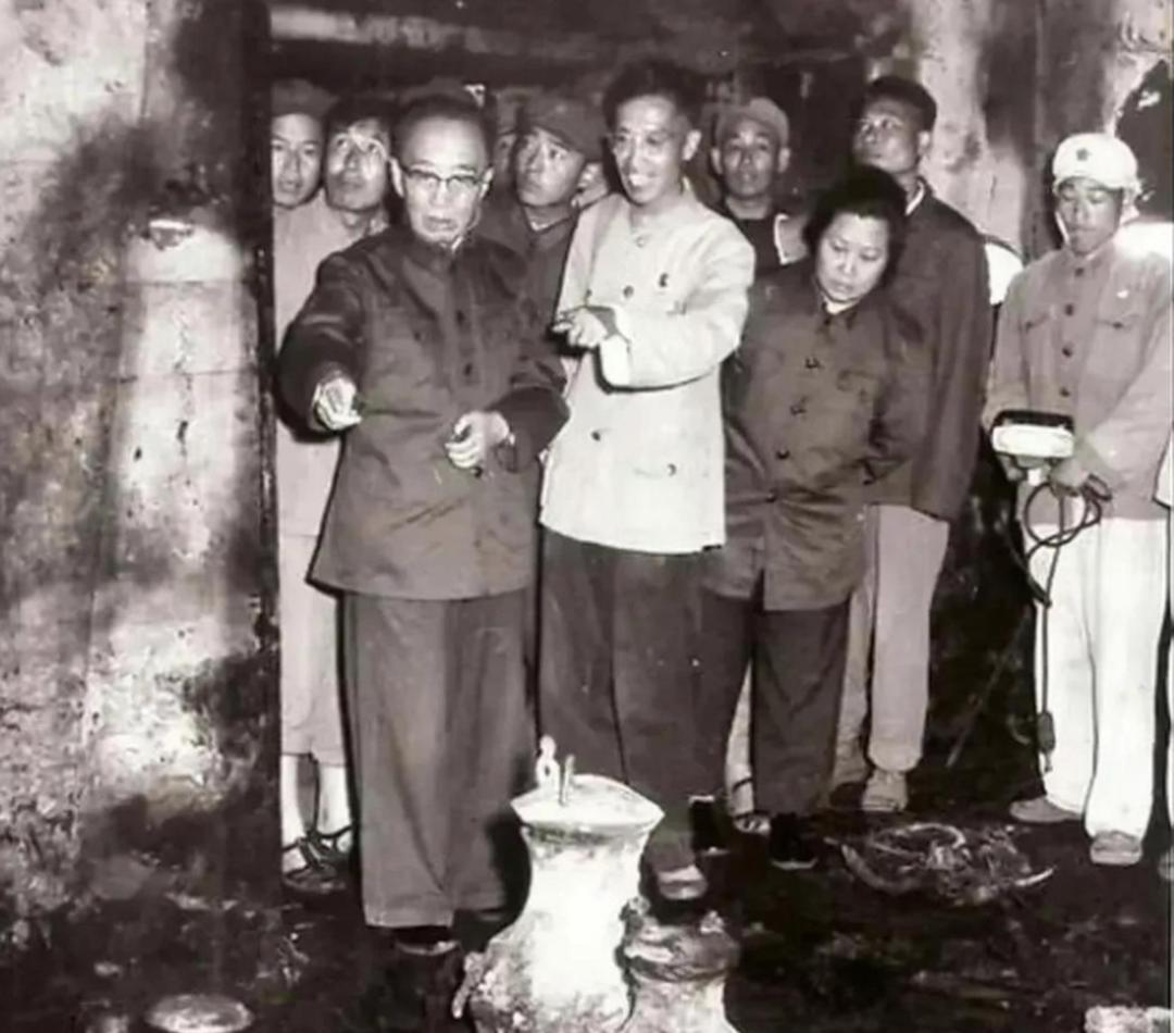 1956年，郭沫若带人挖掘定陵，可不久后，他的妻子和儿子都自杀身亡，参与挖掘的专