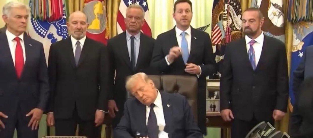 特朗普在白宫总统办公室发表电视讲话，说他永远不会像瞌睡乔那样开会打瞌睡，然后说着