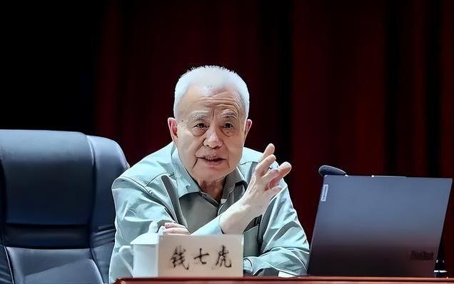 国外军事专家说，若美俄打起来，全球会有50亿人死亡。 
 
但如果美国和中国爆发